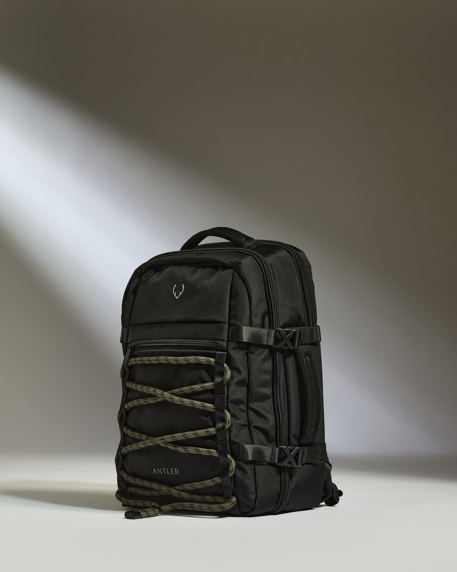 Discovery 28L Backpack in Carbon Black