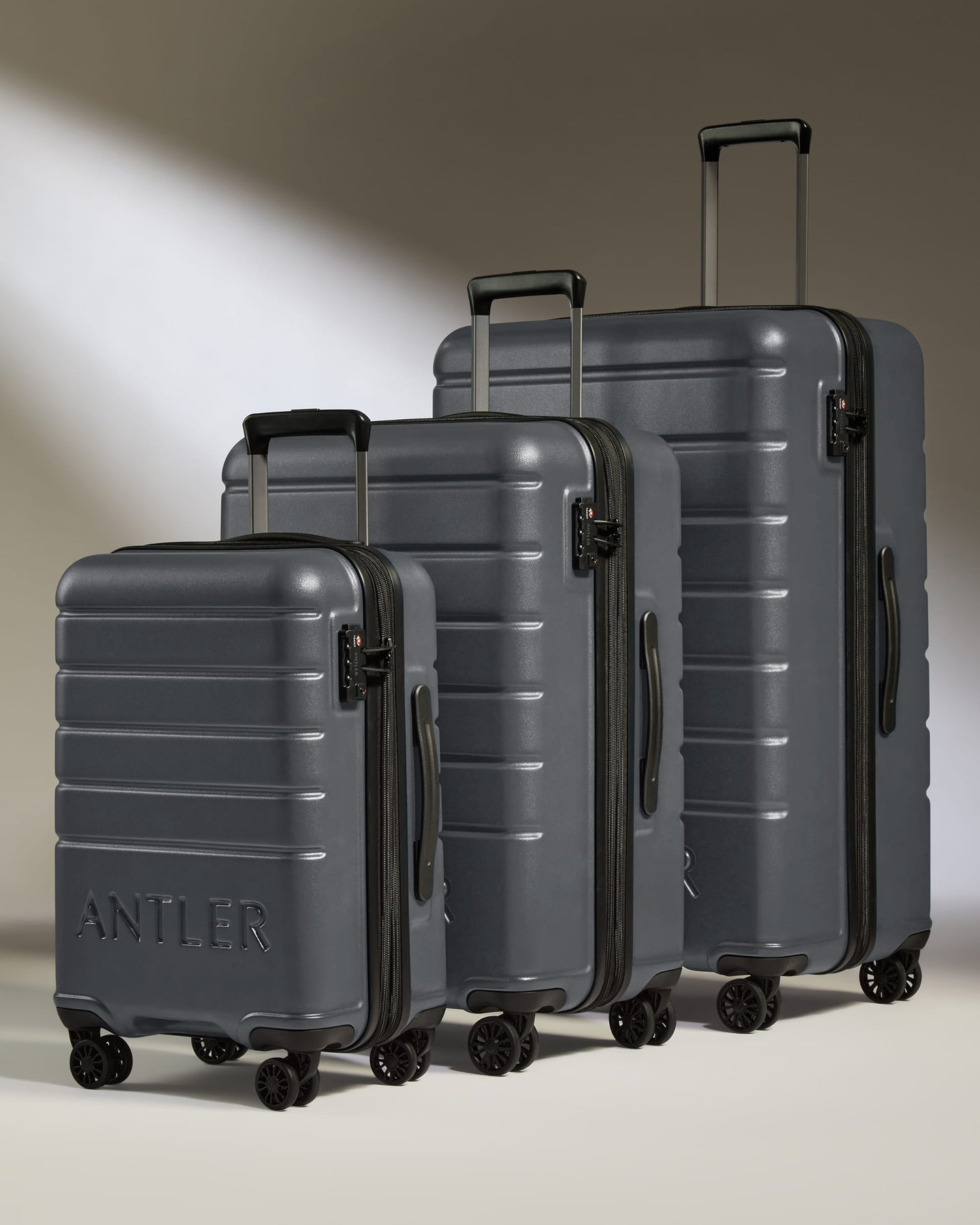 Expandable Suitcase Set in Granite - Logo