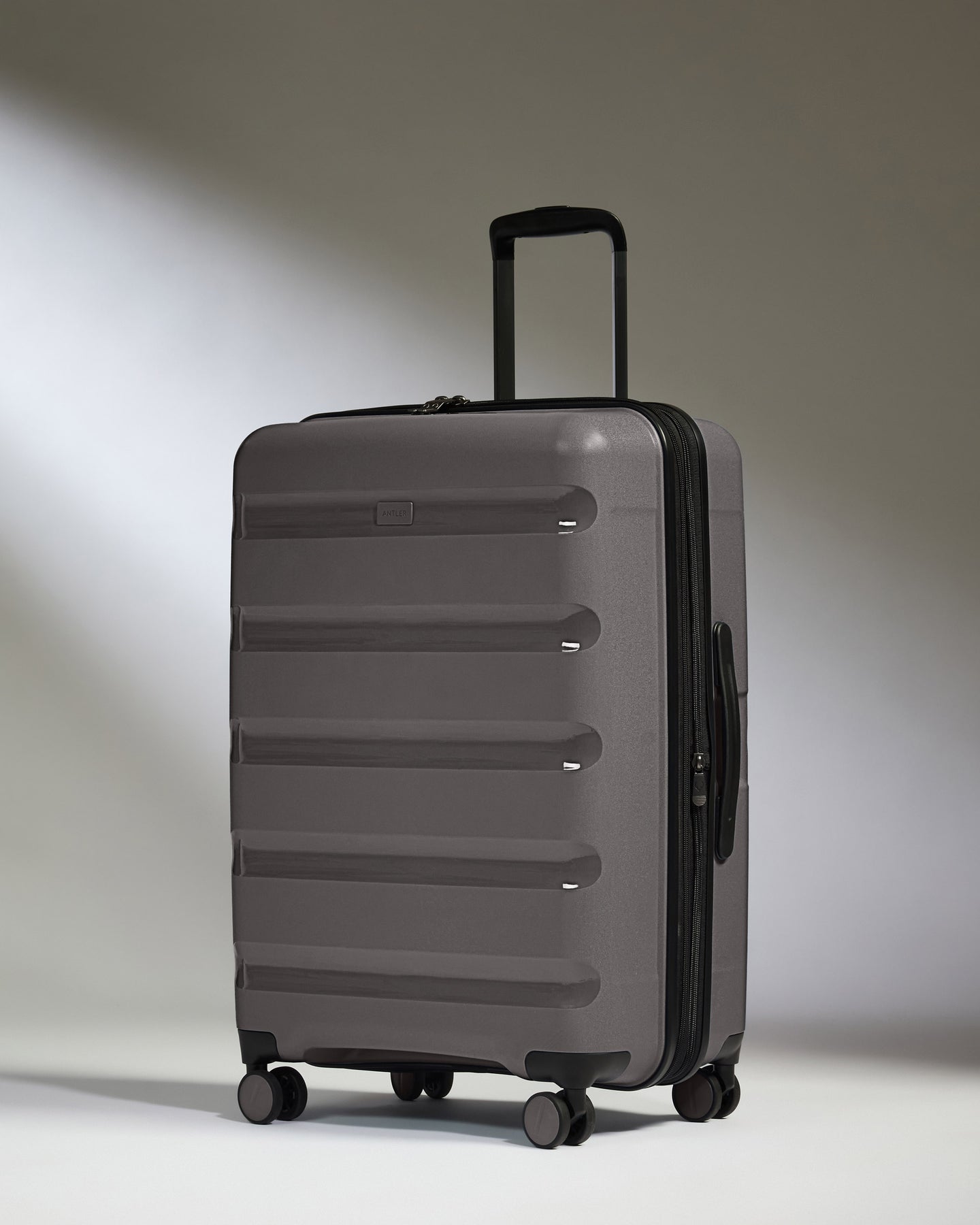 Medium Suitcase in Gloss Gull Grey - Logo Stripe