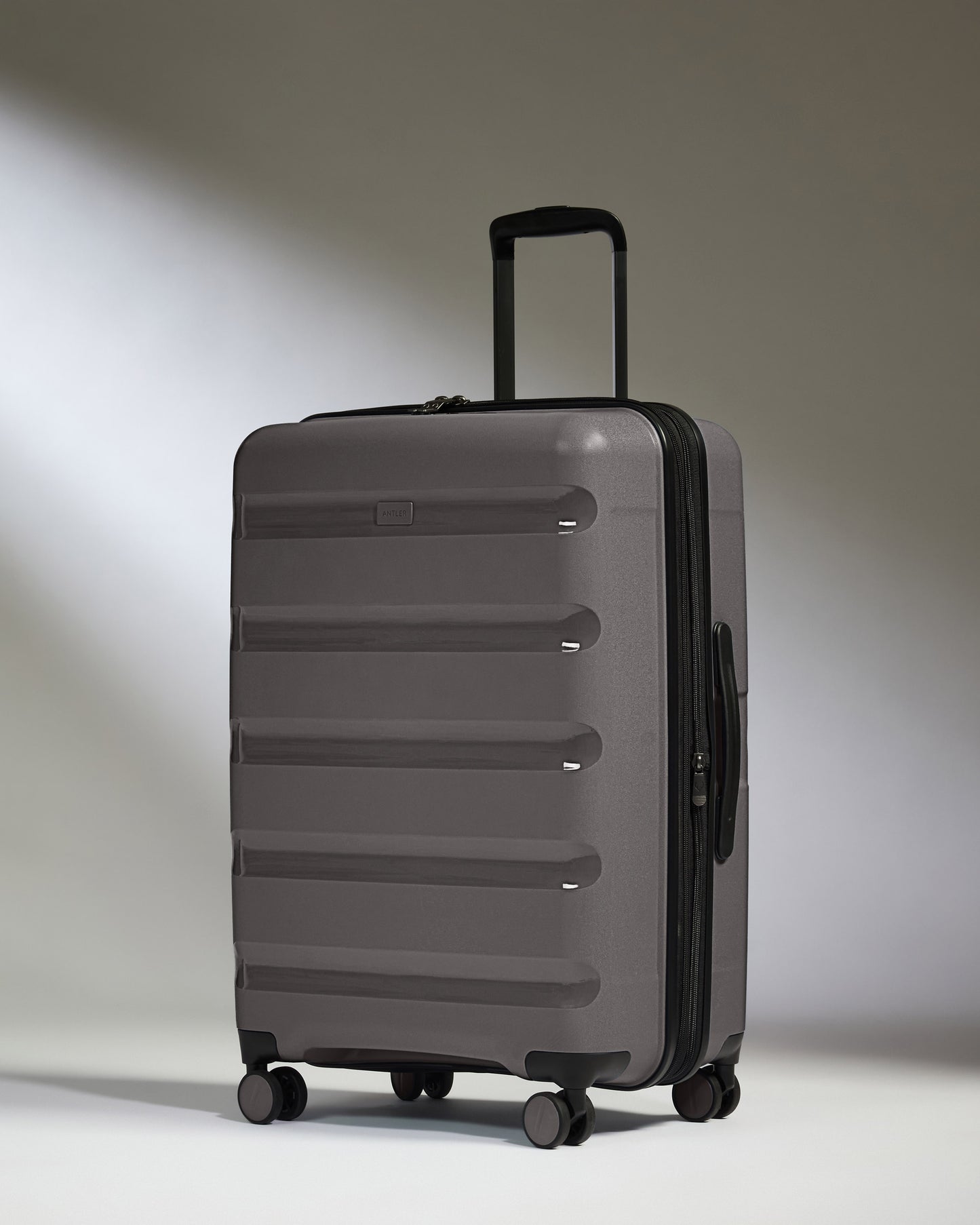 Medium Suitcase in Gloss Gull Grey - Logo Stripe