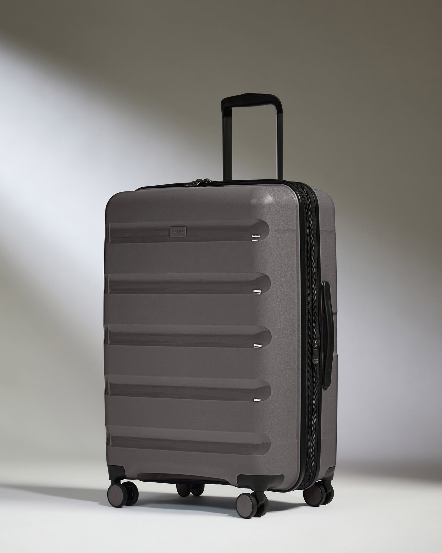 Medium Suitcase in Gloss Gull Grey - Logo Stripe