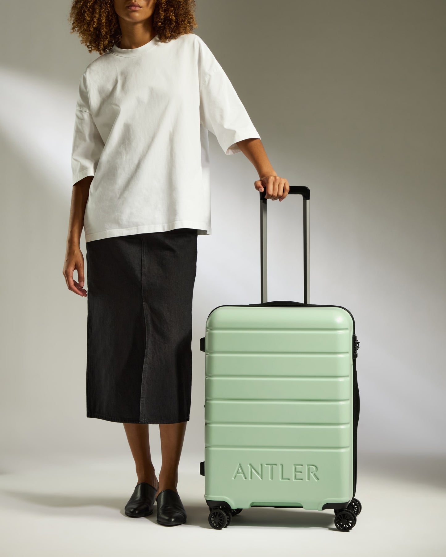 Medium Suitcase in Aspen Green - Logo