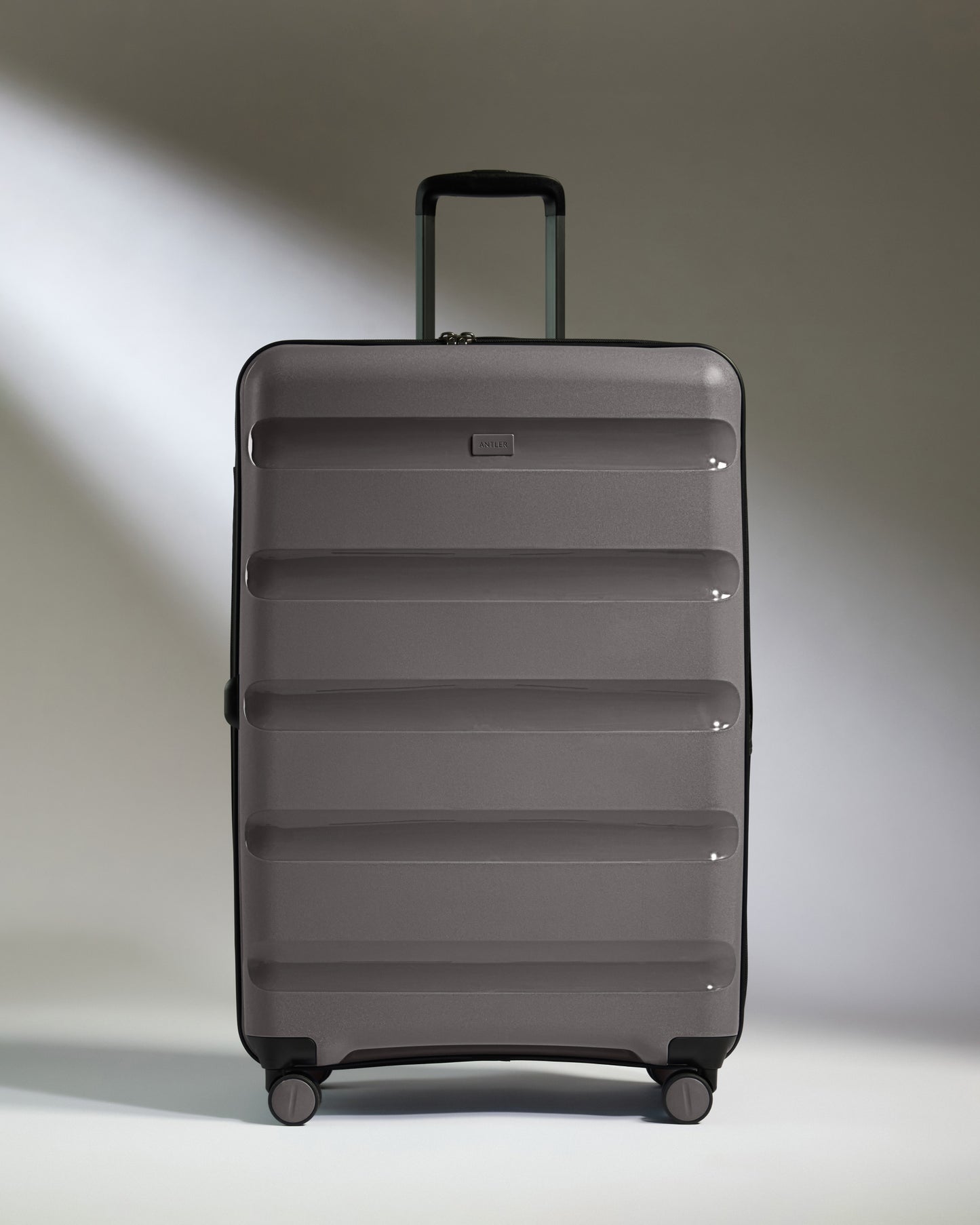 Large Suitcase in Gloss Gull Grey - Logo Stripe