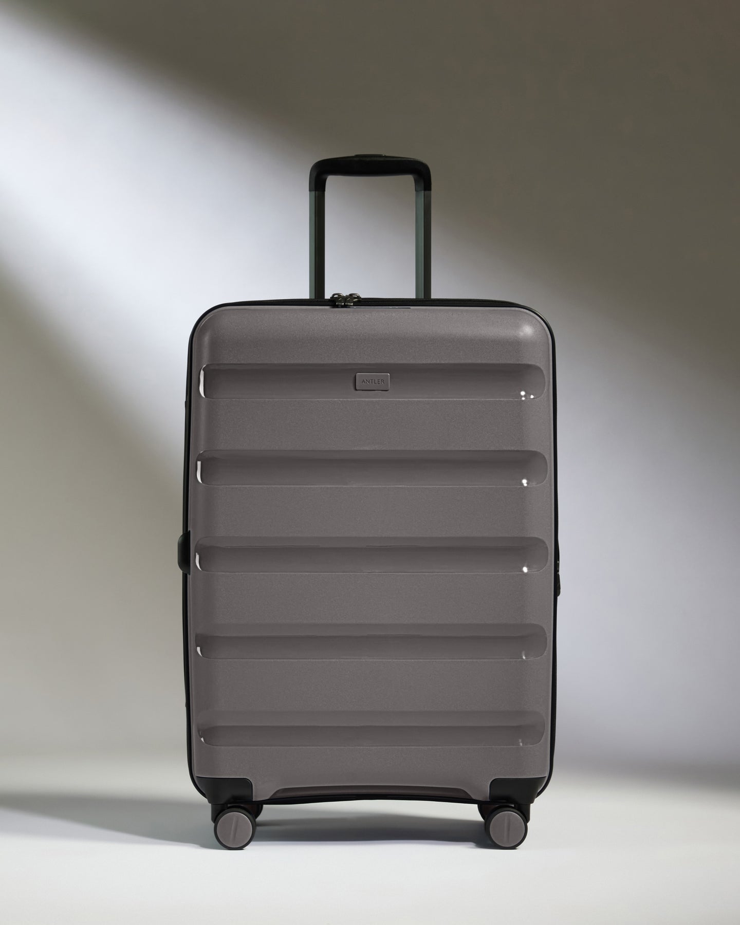 Medium Suitcase in Gloss Gull Grey - Logo Stripe