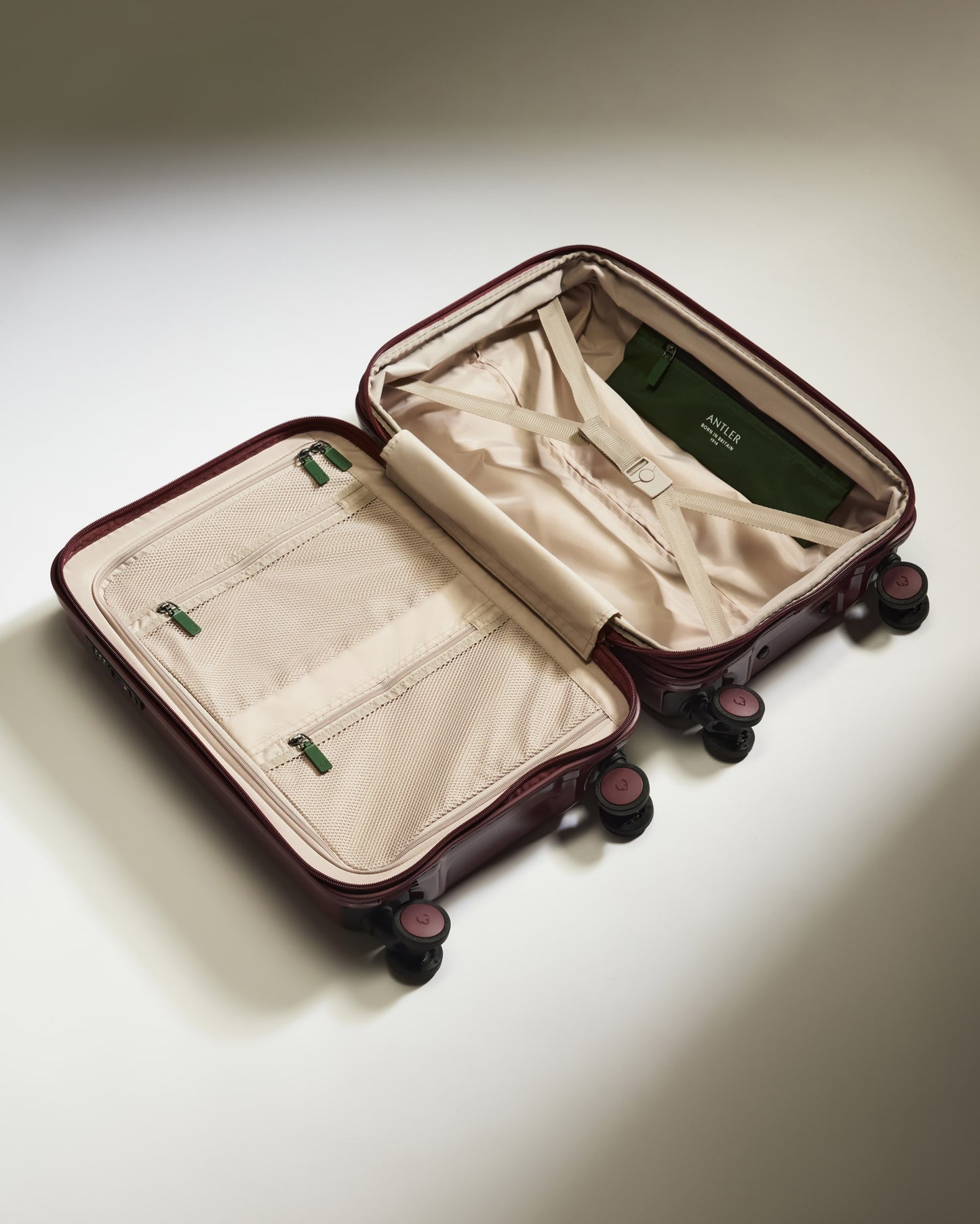 Expandable Cabin Suitcase in Cedar Red Gloss - Icon Stripe