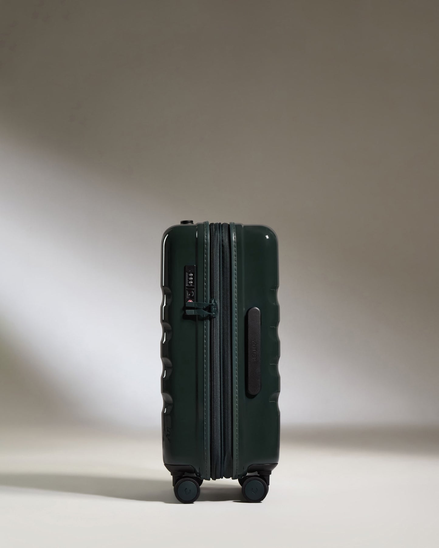 Expandable Cabin Suitcase in Green Gloss - Icon Stripe