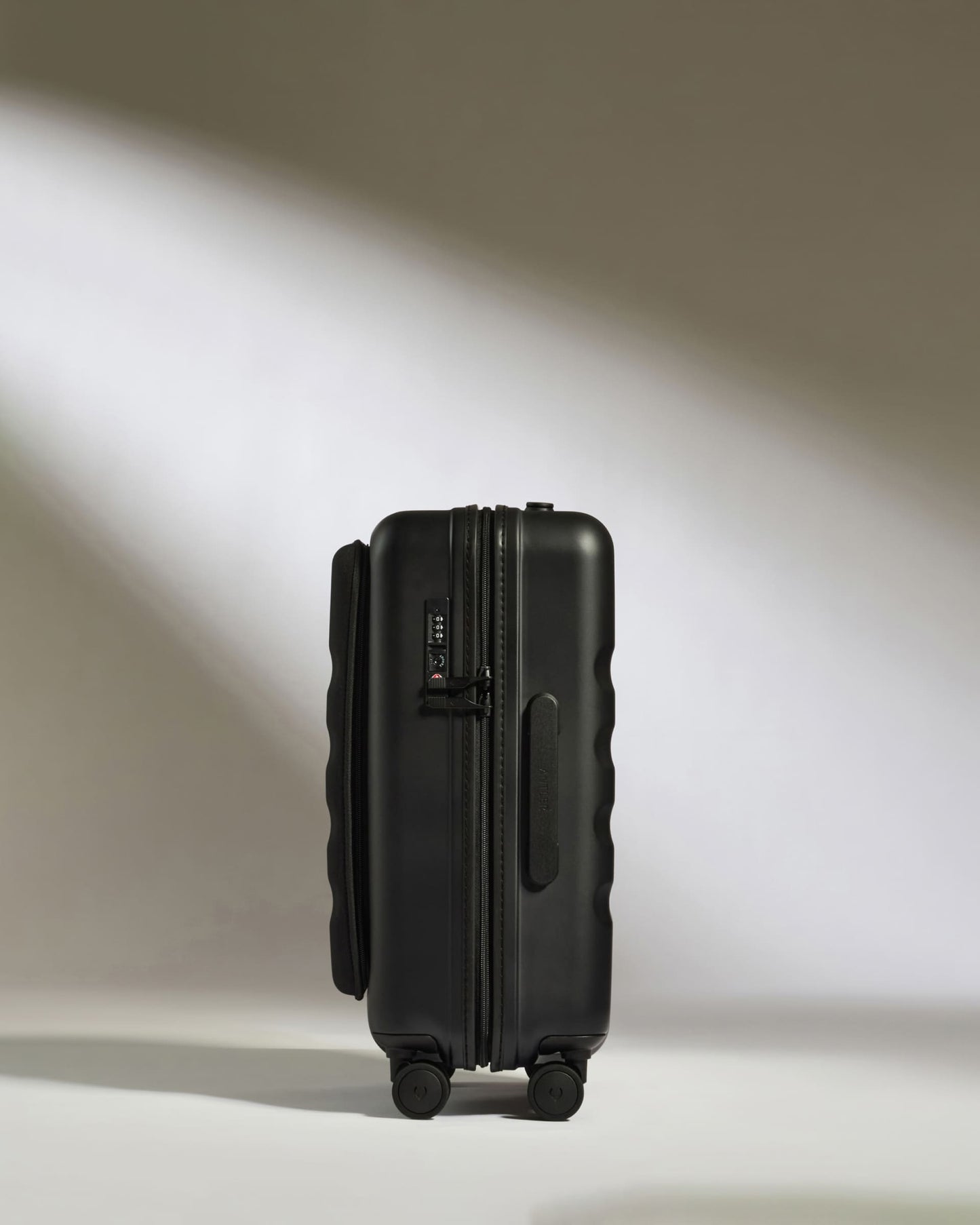 Cabin with Pocket Suitcase in Black - Icon Stripe