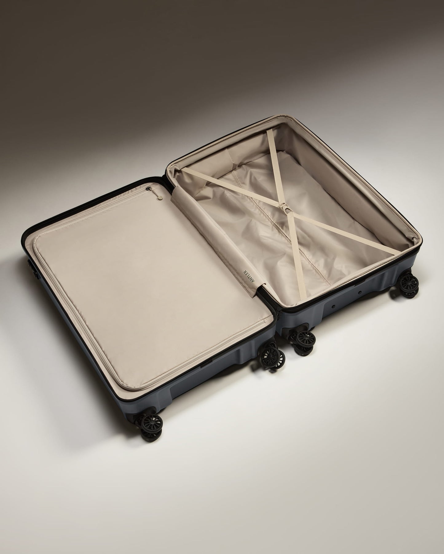 Expandable Suitcase Set in Granite - Logo
