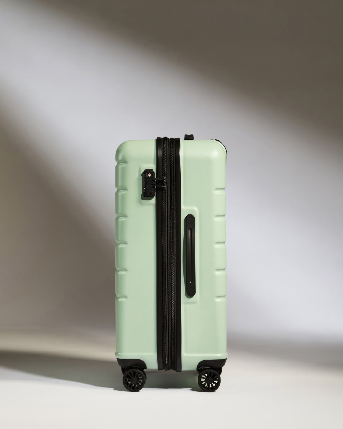 Medium Suitcase in Aspen Green - Logo