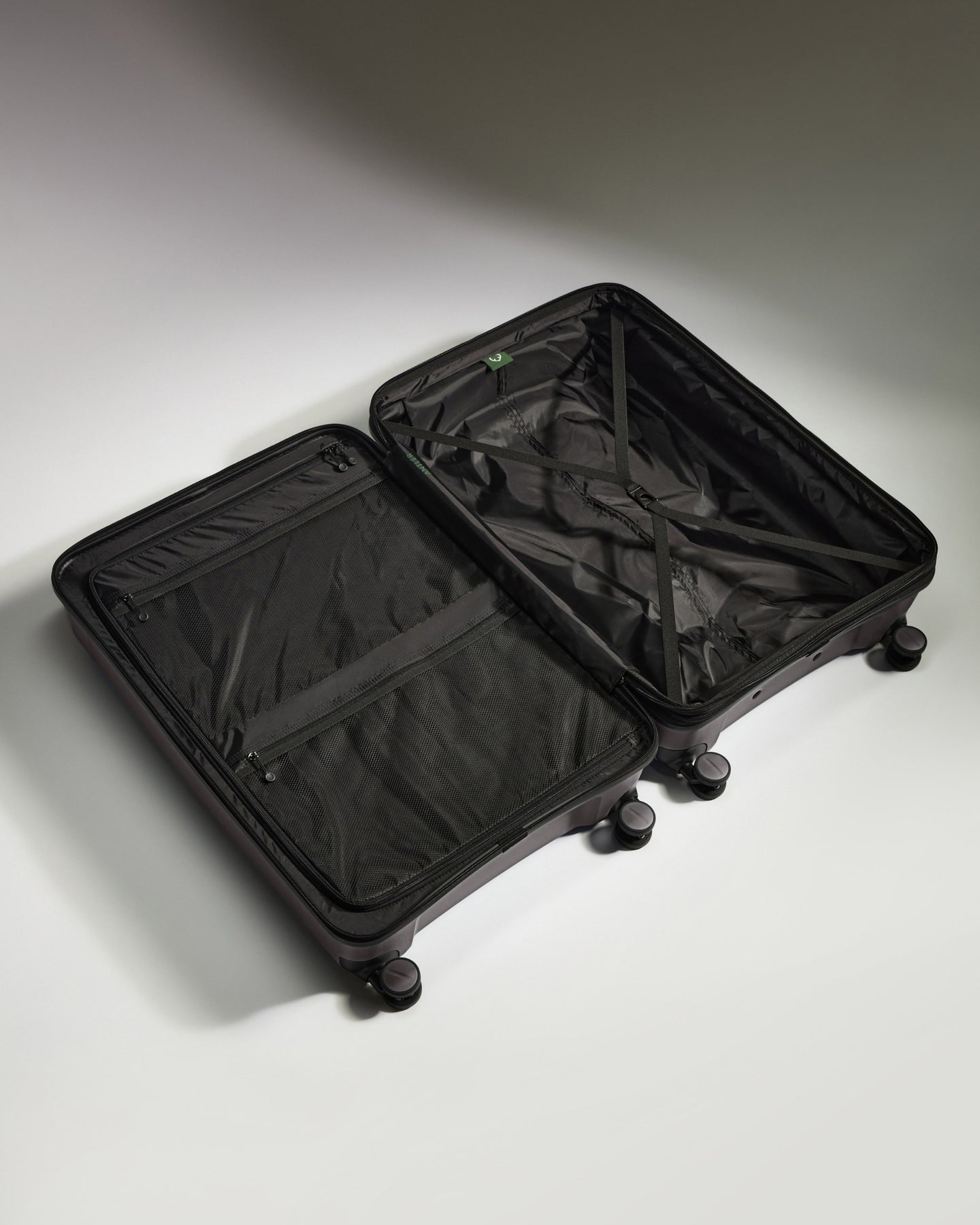 Large Suitcase in Gloss Gull Grey - Logo Stripe
