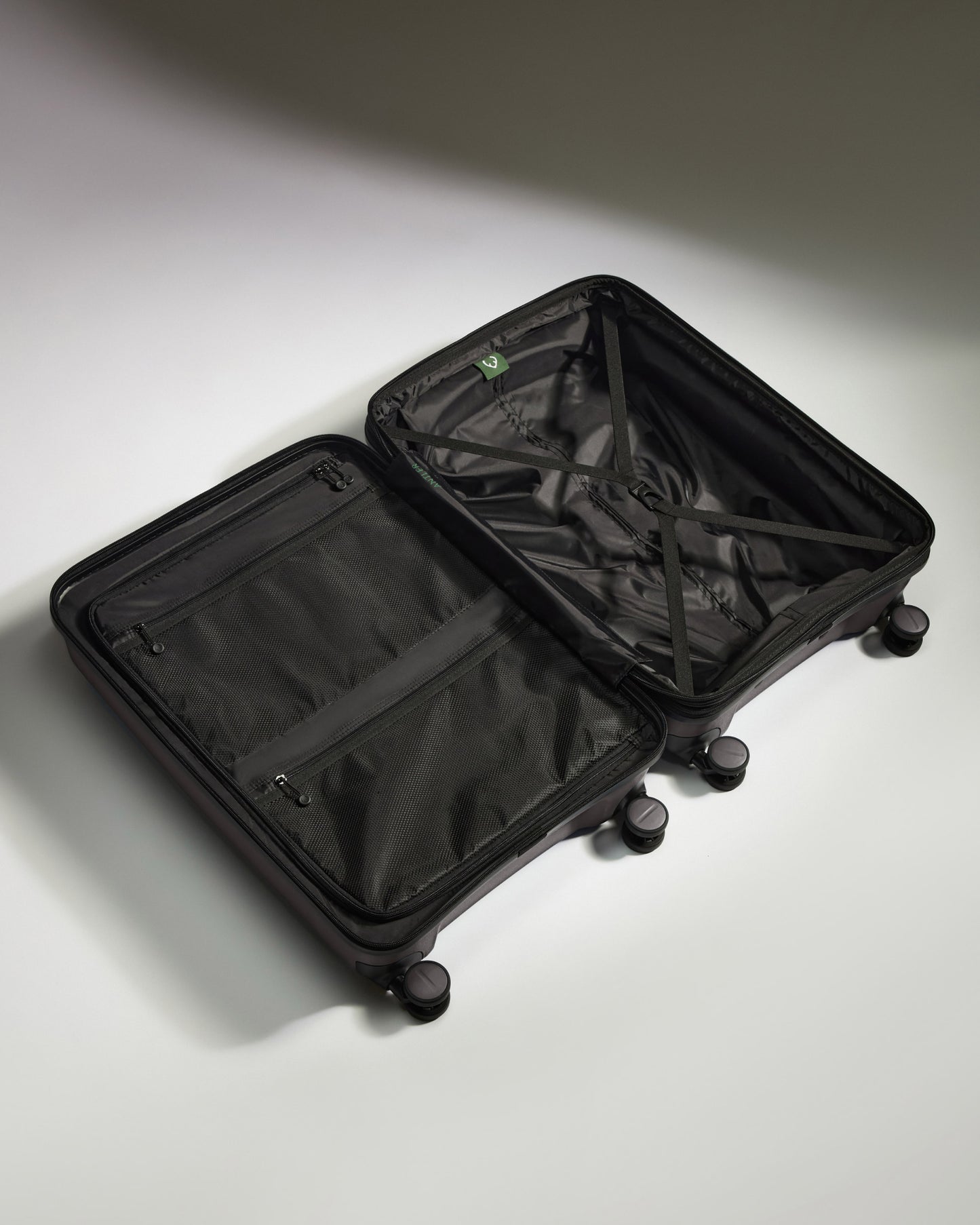 Medium Suitcase in Gloss Gull Grey - Logo Stripe