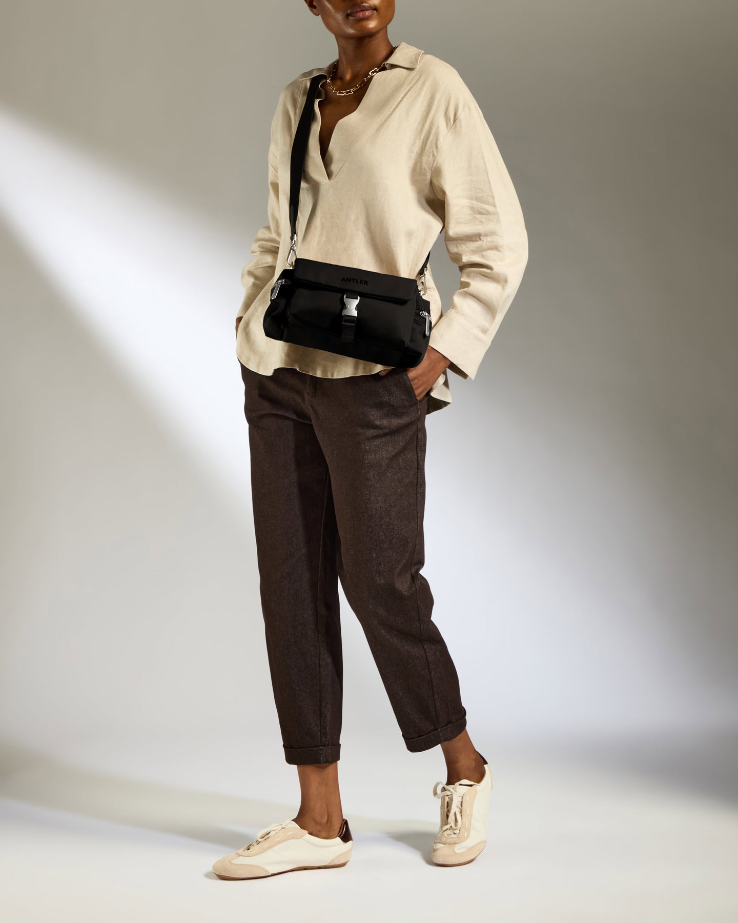 Icon Mini Messenger in Black