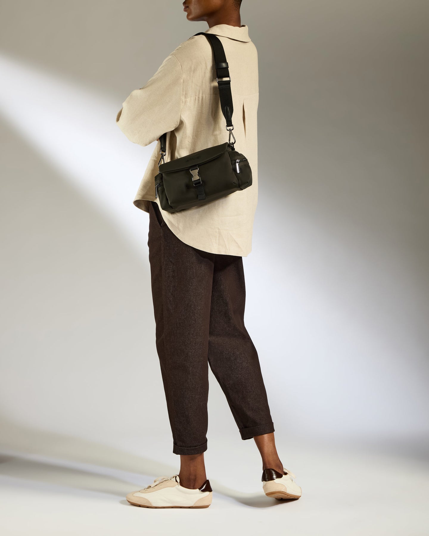 Icon Mini Messenger in Dark Khaki