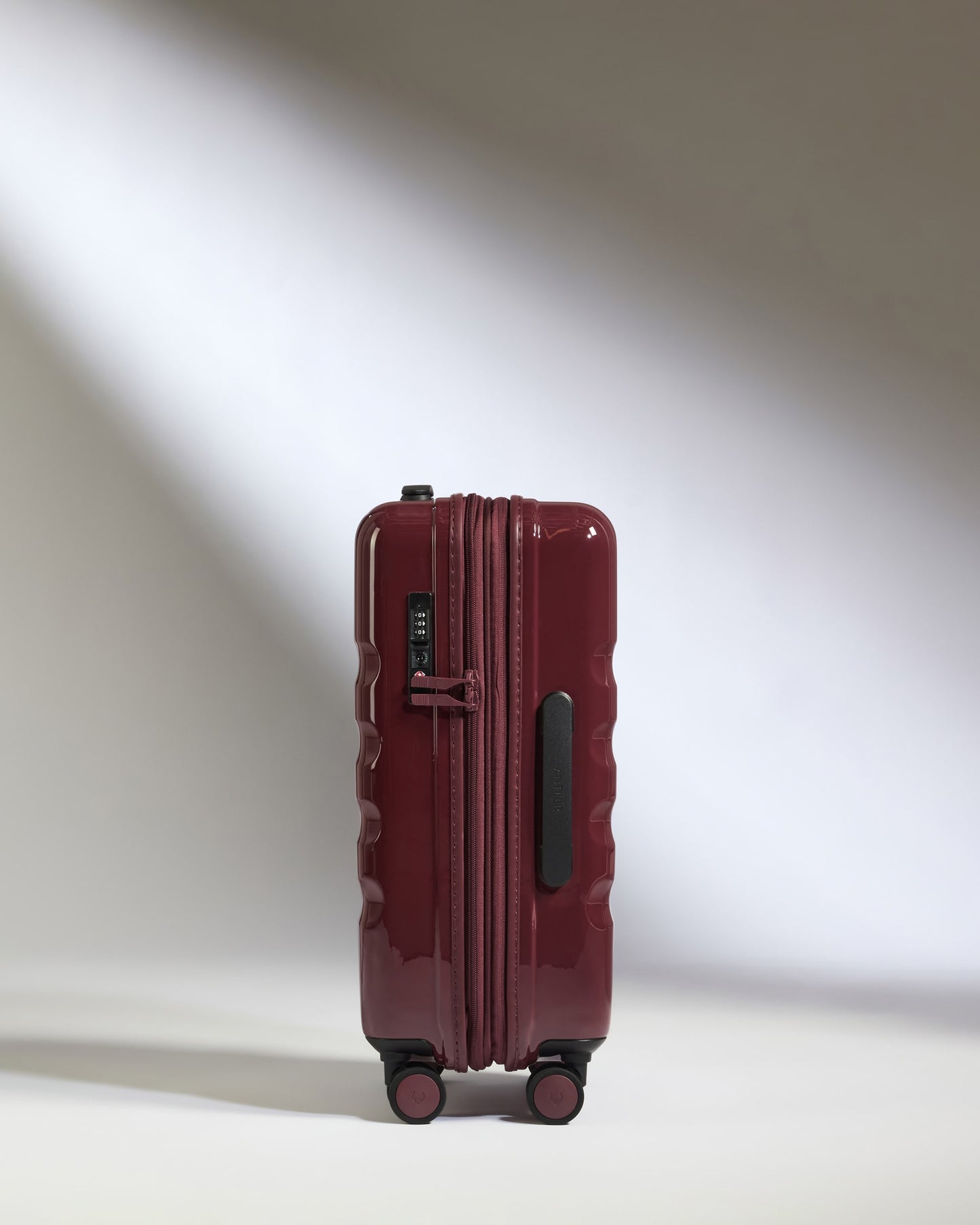 Expandable Cabin Suitcase in Cedar Red Gloss - Icon Stripe
