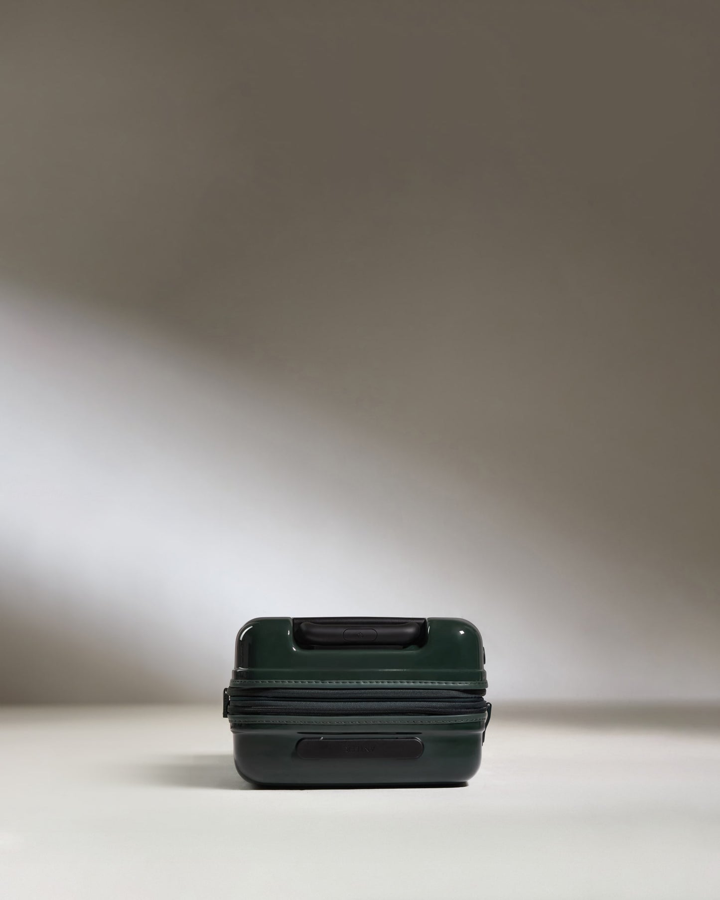 Expandable Cabin Suitcase in Green Gloss - Icon Stripe