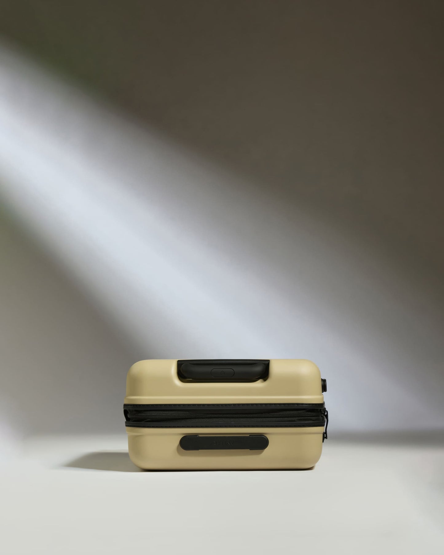 Cabin Suitcase in Dune Yellow - Icon Stripe