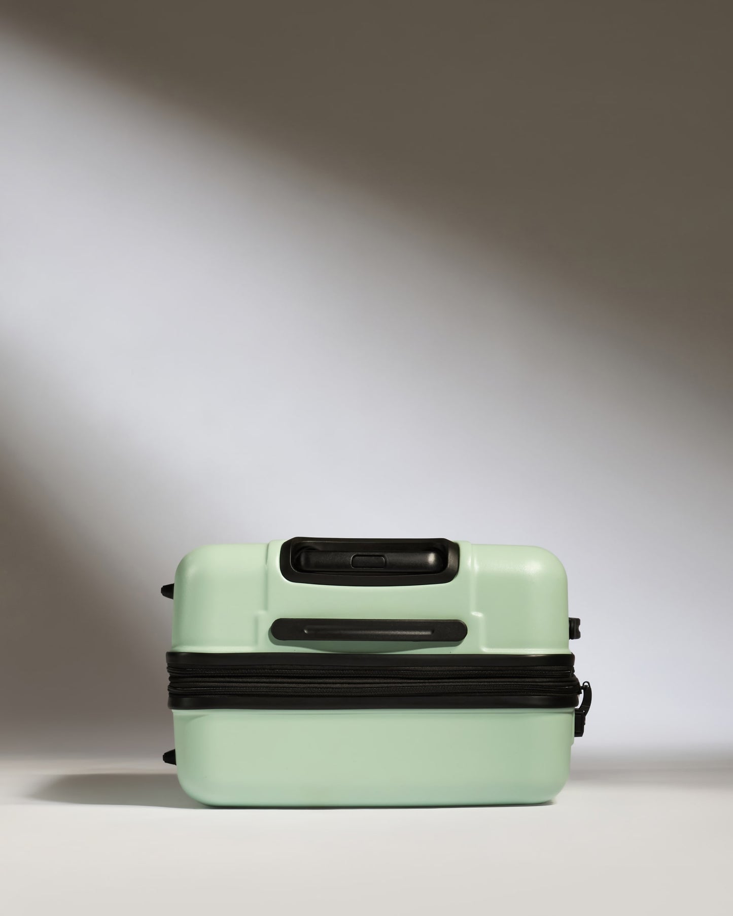 Medium Suitcase in Aspen Green - Logo