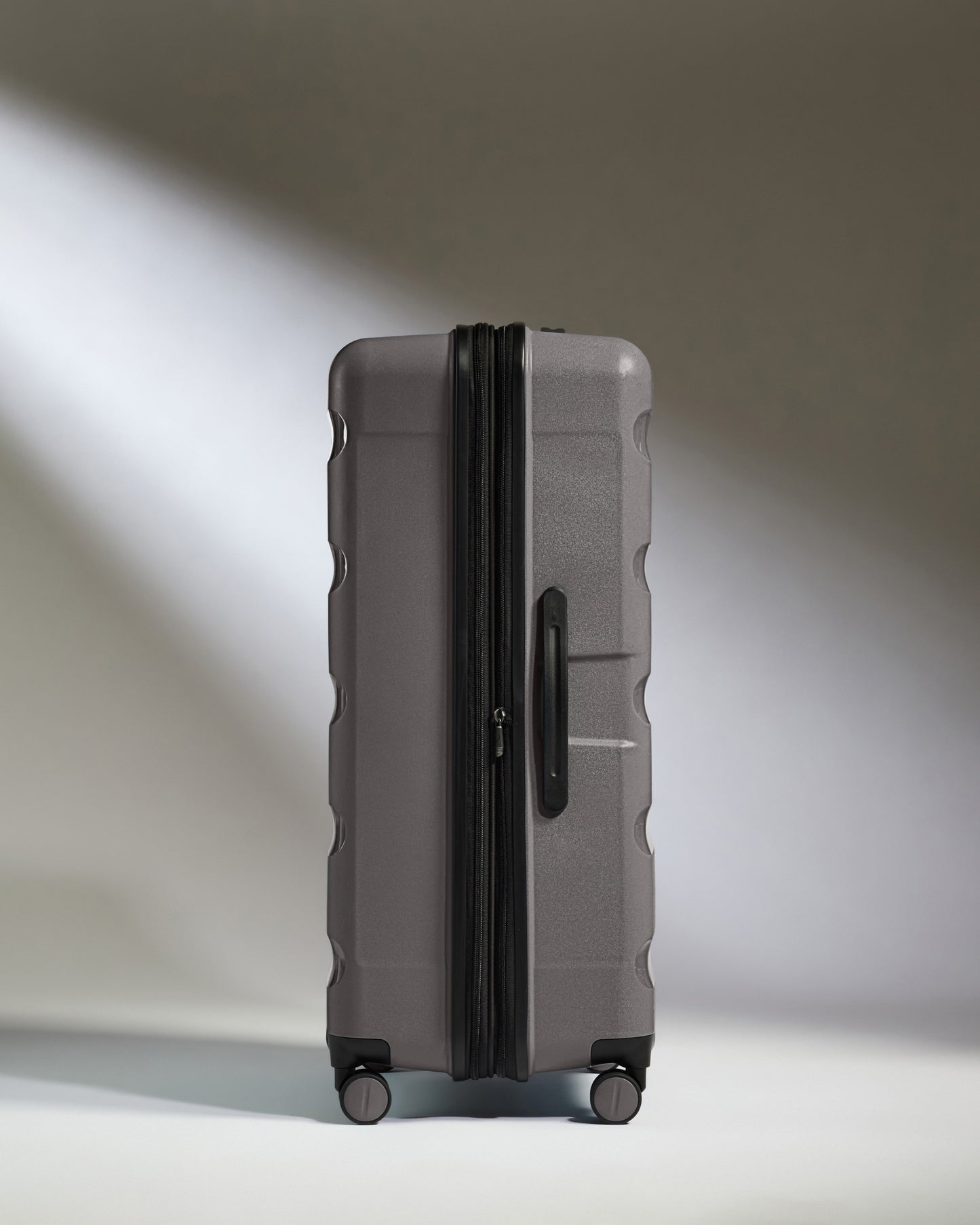 Large Suitcase in Gloss Gull Grey - Logo Stripe