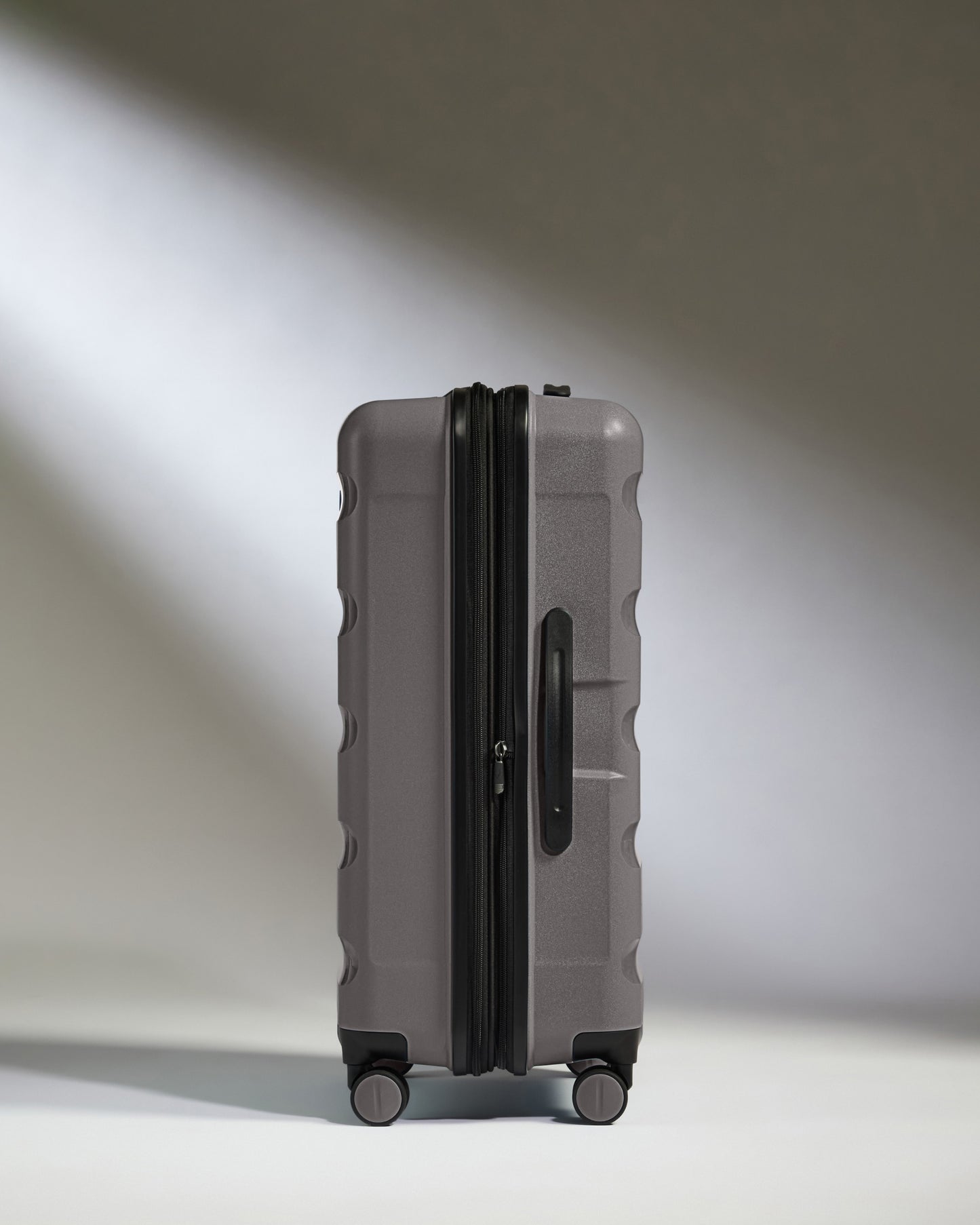 Medium Suitcase in Gloss Gull Grey - Logo Stripe