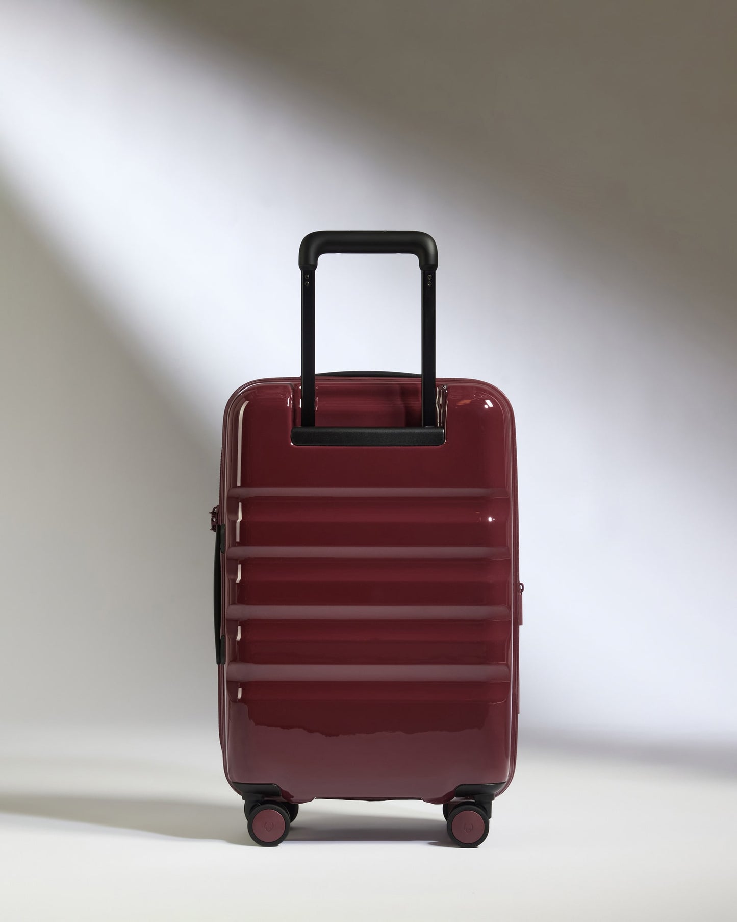 Expandable Cabin Suitcase in Cedar Red Gloss - Icon Stripe
